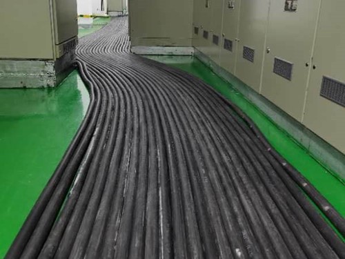 祁门如何根据理论计算公式计算温度对特定电压测量结果的影响？